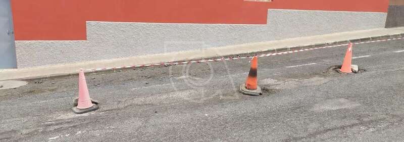 Conos colocados en la calle de Miño avisando de los baches/TA.